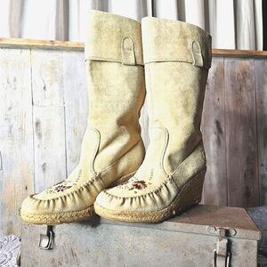 Report Ataani Calf Length Moccasin Style Embroidered Faux Suede Boots Sz 8